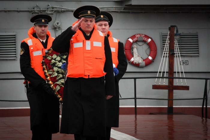 Thủy thủ Nga trên Tuần dương hạm Pi ốt Đại Đế/Peter the Great thực hiện nghi lễ hải quân